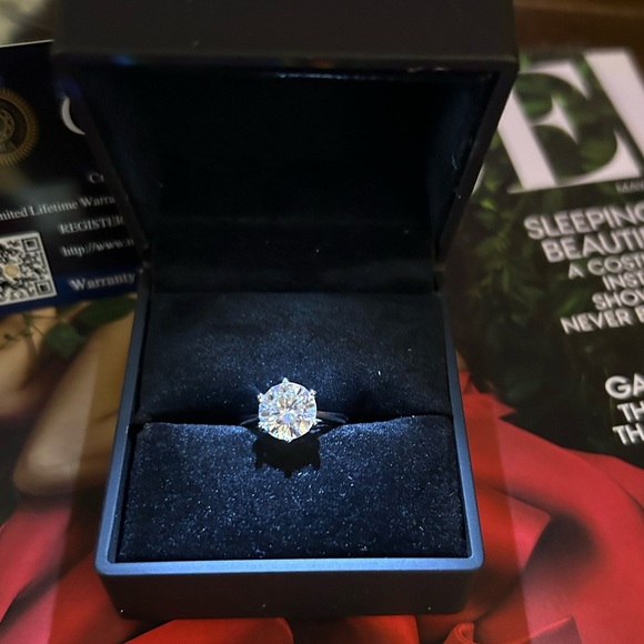 GORGEOUS 2ct solitaire genuine moissanite diamond ring NIB💍 - Picture 2 of 7